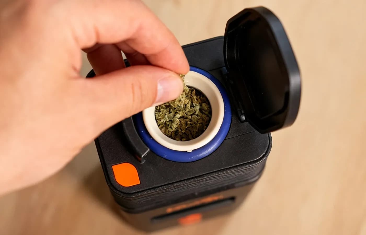 Desktop-Vaporizer Step 2 — Filling Chamber mit gemahlenem Kraut locker befuellen