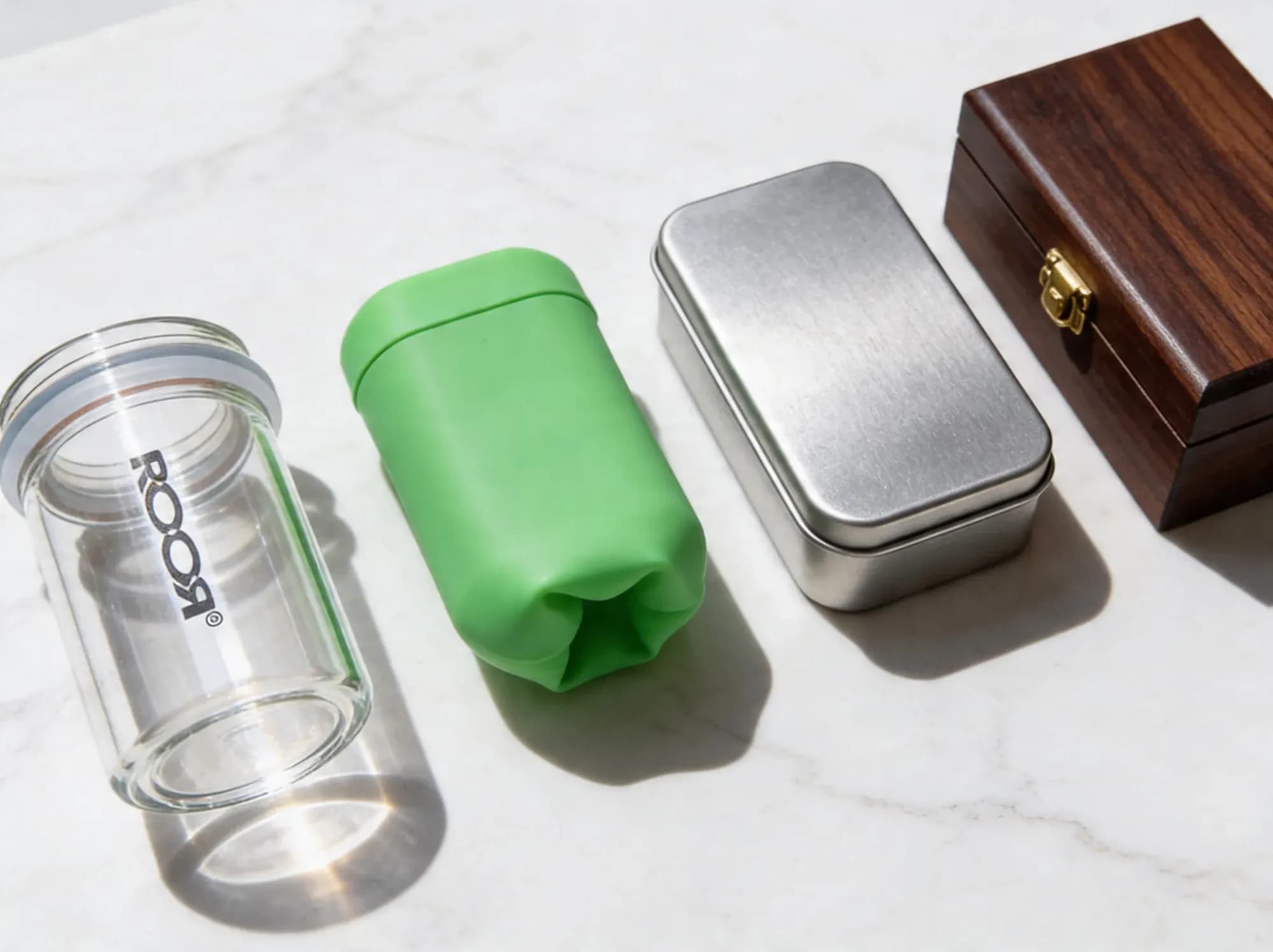 Aufbewahrungsmaterialien im Vergleich: Glas, Silikon, Metall und Holz nebeneinander