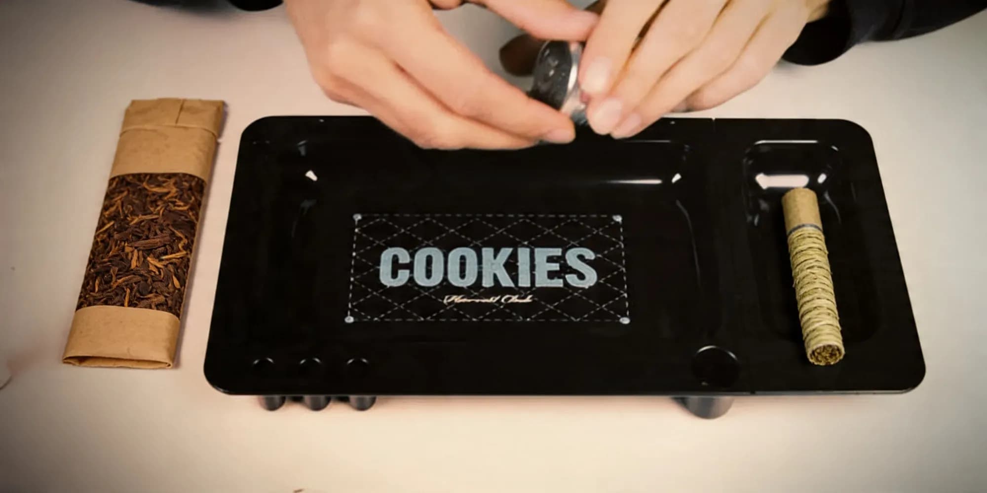 Blunt rollen Schritt 1 — Wrap und Material auf Cookies Rolling Tray vorbereiten